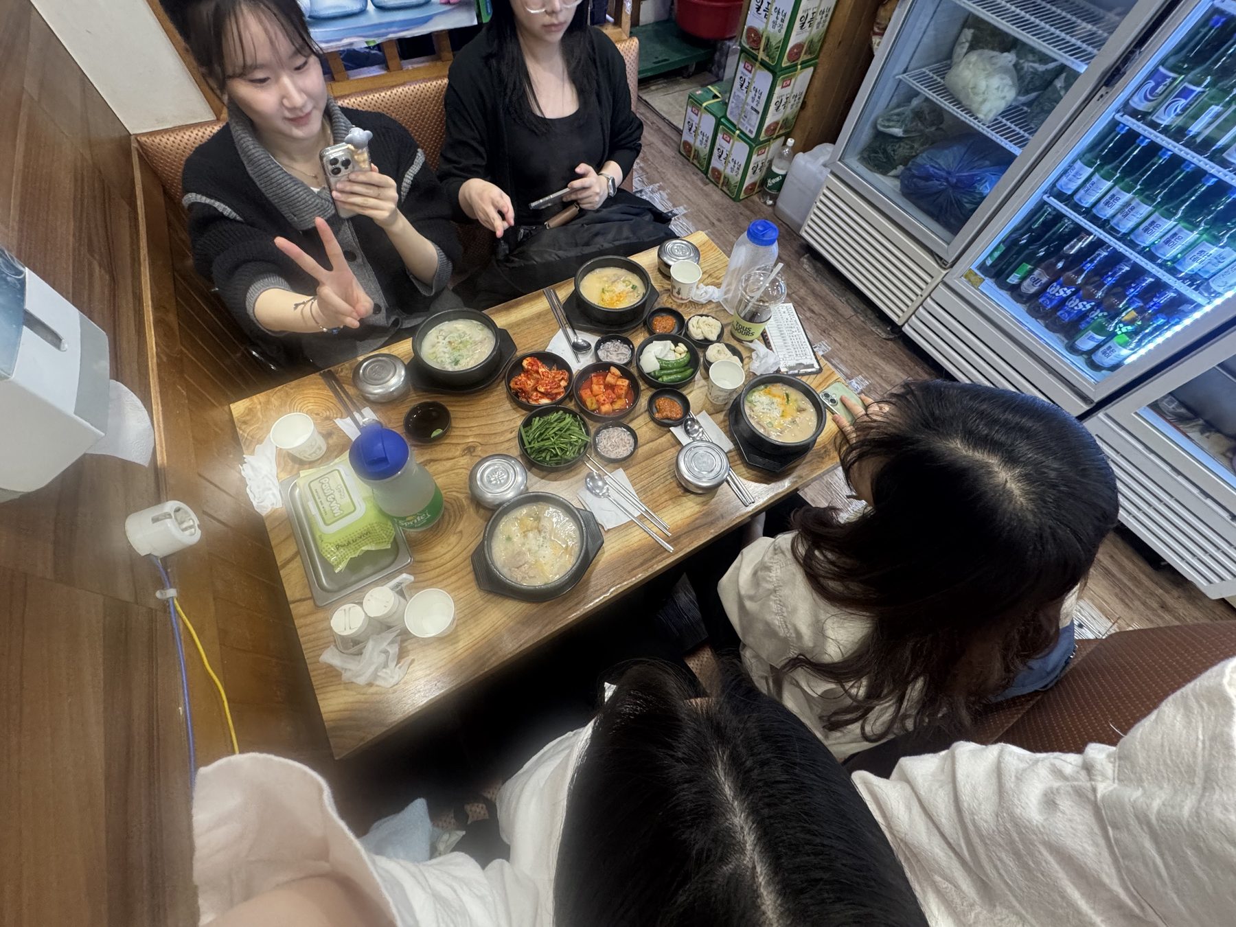 식당 테이블에 돼지국밥과 반찬이 차려진 모습