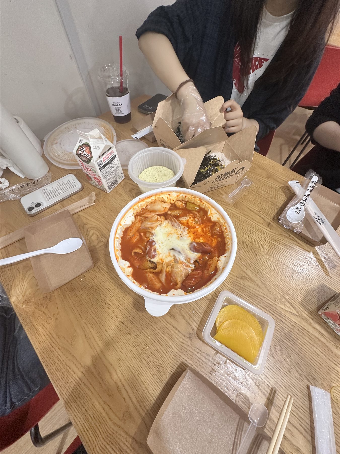 작업 중간에 함께 먹은 떡볶이와 김밥