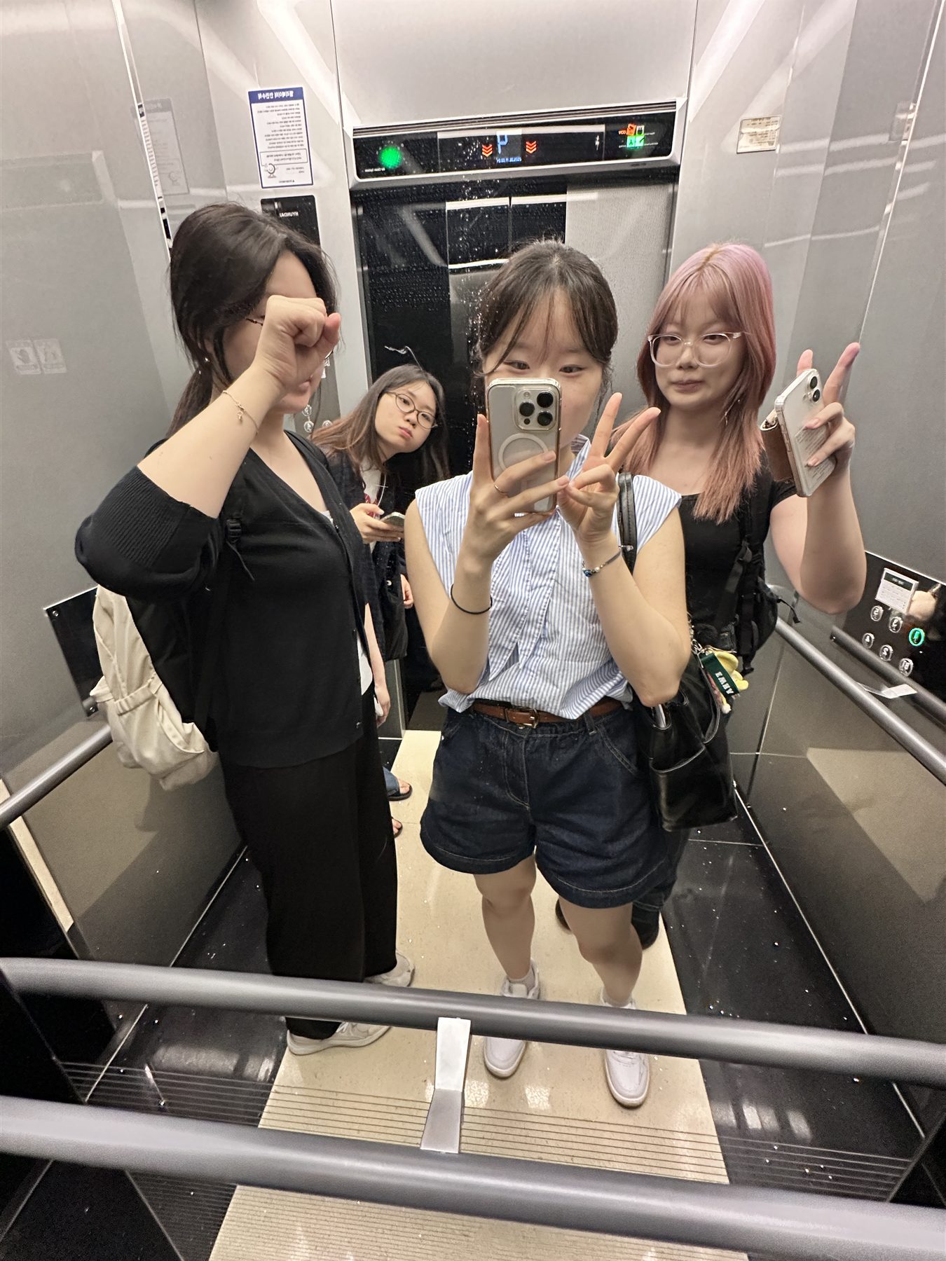 엘리베이터 거울 앞에서 찍은 팀원 네 명의 사진